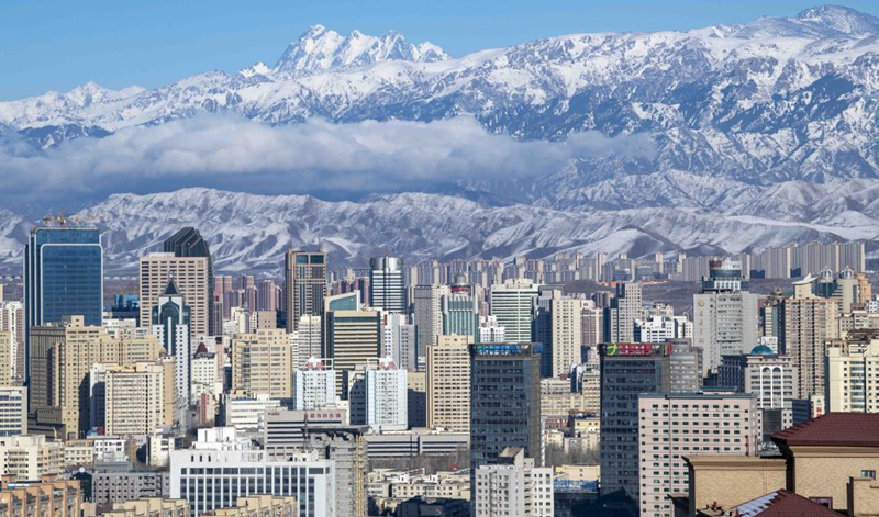 天山腳下的烏魯木齊市城區(qū)一角。