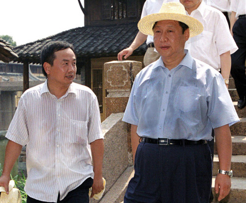 2005年8月3日，習(xí)近平在浙江嘉興桐鄉(xiāng)市烏鎮(zhèn)調(diào)研古鎮(zhèn)保護(hù)工作。資料圖片
