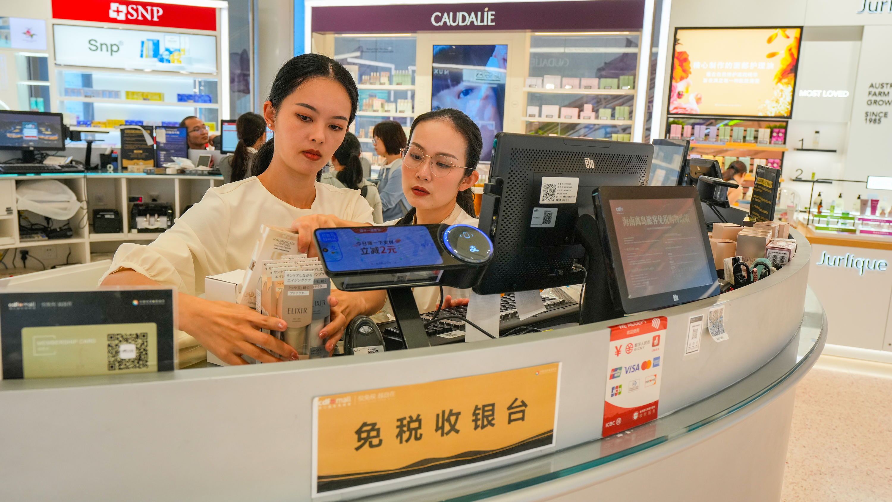 2025年11月1日，?？?，cdf?？趪H免稅城內(nèi)人頭攢動(dòng)，眾多旅客在選購免稅商品。