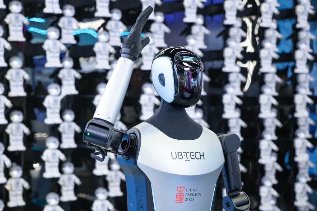 △ 2025年4月23日，在深圳優(yōu)必選科技展廳內(nèi)，商用版人形機(jī)器人Walker C向觀(guān)眾揮手致意。