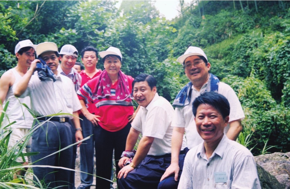 1999年6月，習(xí)近平在福州森林公園參加紀(jì)念毛主席“發(fā)展體育運(yùn)動(dòng)，增強(qiáng)人民體質(zhì)”題詞47周年登山健身活動(dòng)。（圖片來源：《習(xí)近平在福建（下冊(cè)）》