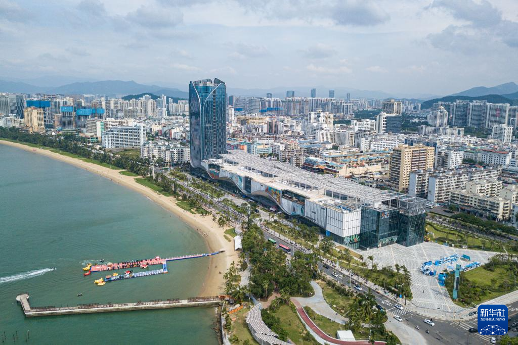 海南自貿(mào)港重點(diǎn)園區(qū)——三亞中央商務(wù)區(qū)（無(wú)人機(jī)照片，11月1日攝）。新華社記者 蒲曉旭攝