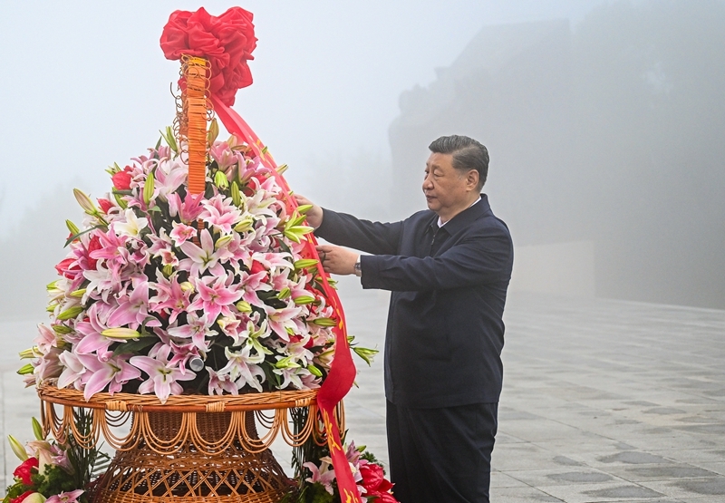 2025年7月7日，習(xí)近平總書記在位于山西省陽泉市獅腦山的百團(tuán)大戰(zhàn)紀(jì)念碑廣場(chǎng)，向八路軍烈士敬獻(xiàn)花籃。