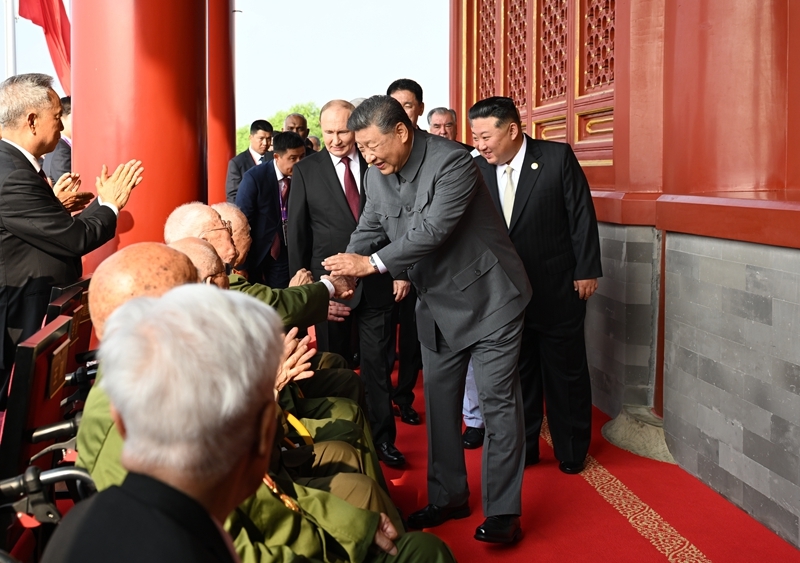 2025年9月3日，習(xí)近平總書記同抗戰(zhàn)老戰(zhàn)士老同志代表親切握手，向他們表示崇高敬意。