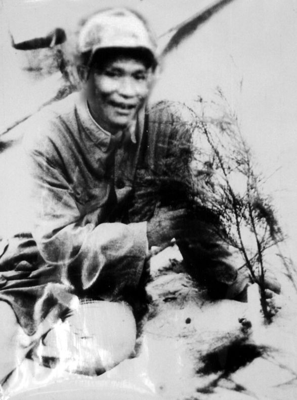 谷文昌與試種成活的木麻黃（資料照片）。