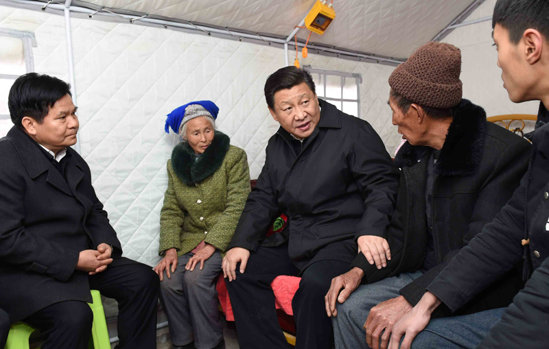 2015年1月19日，習(xí)近平總書記來到云南魯?shù)榭h小寨鎮(zhèn)甘家寨紅旗社區(qū)過渡安置點，看望受災(zāi)群眾甘正芬和她的老伴兒鄒體富。