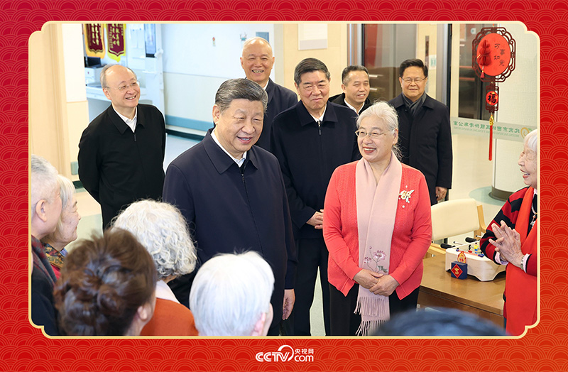 2026年2月10日，習近平總書記在北京西城區(qū)“吾老·新街”養(yǎng)老服務街區(qū)銀齡老年公寓考察時，同老人們親切交流。