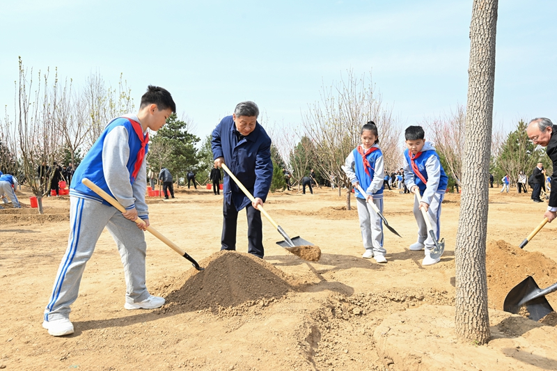 2025年4月3日，習(xí)近平總書記來到北京市豐臺(tái)區(qū)永定河畔參加首都義務(wù)植樹活動(dòng)。