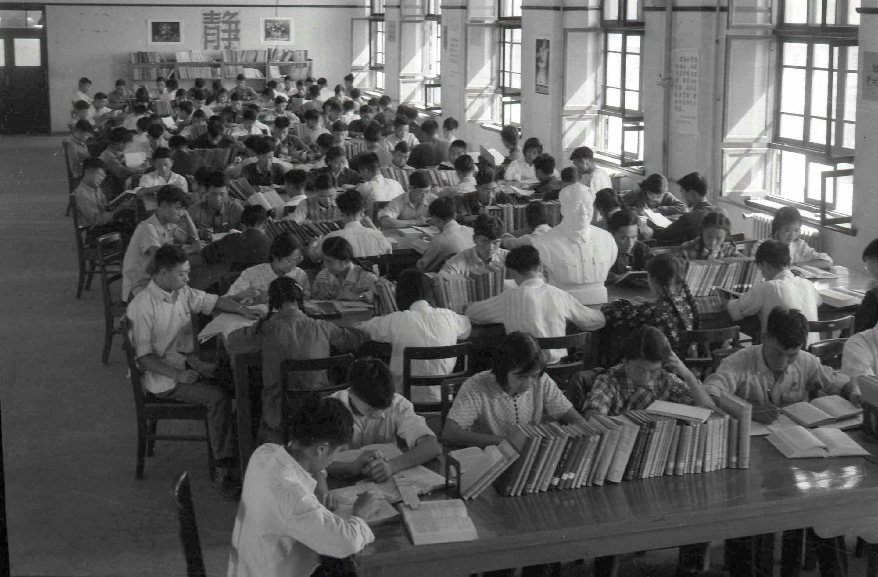 1959年，學(xué)生們?cè)谖鬟w后的交大校園圖書館閱覽室內(nèi)學(xué)習(xí)（資料照片）。
