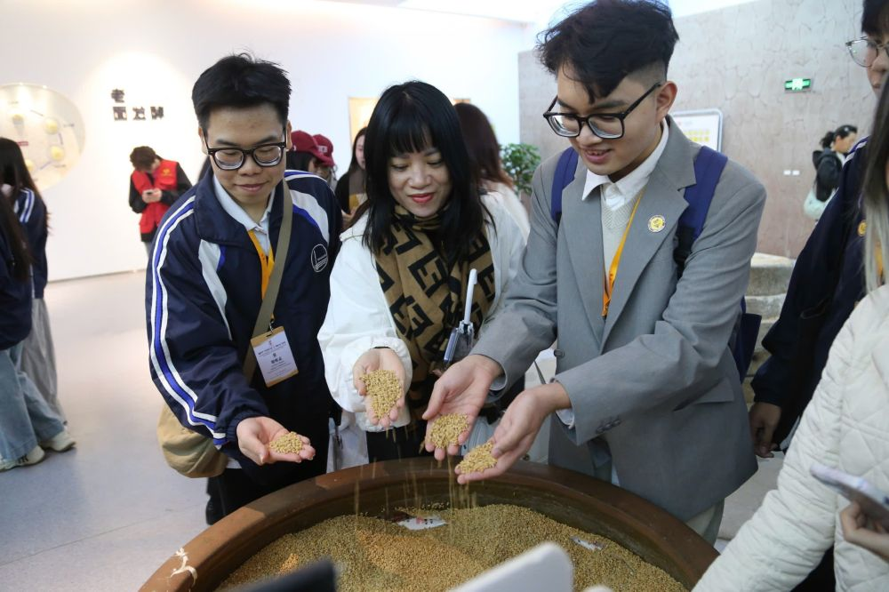 2026年3月30日，參加“紅色研學(xué)之旅”的越南青年在河北參觀新農(nóng)村建設(shè)。