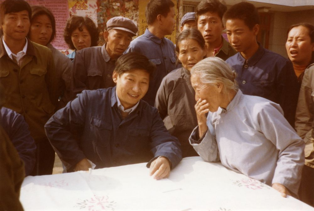 這是1983年，時(shí)任河北正定縣委書記的習(xí)近平，臨時(shí)在大街上擺桌子聽取老百姓意見。