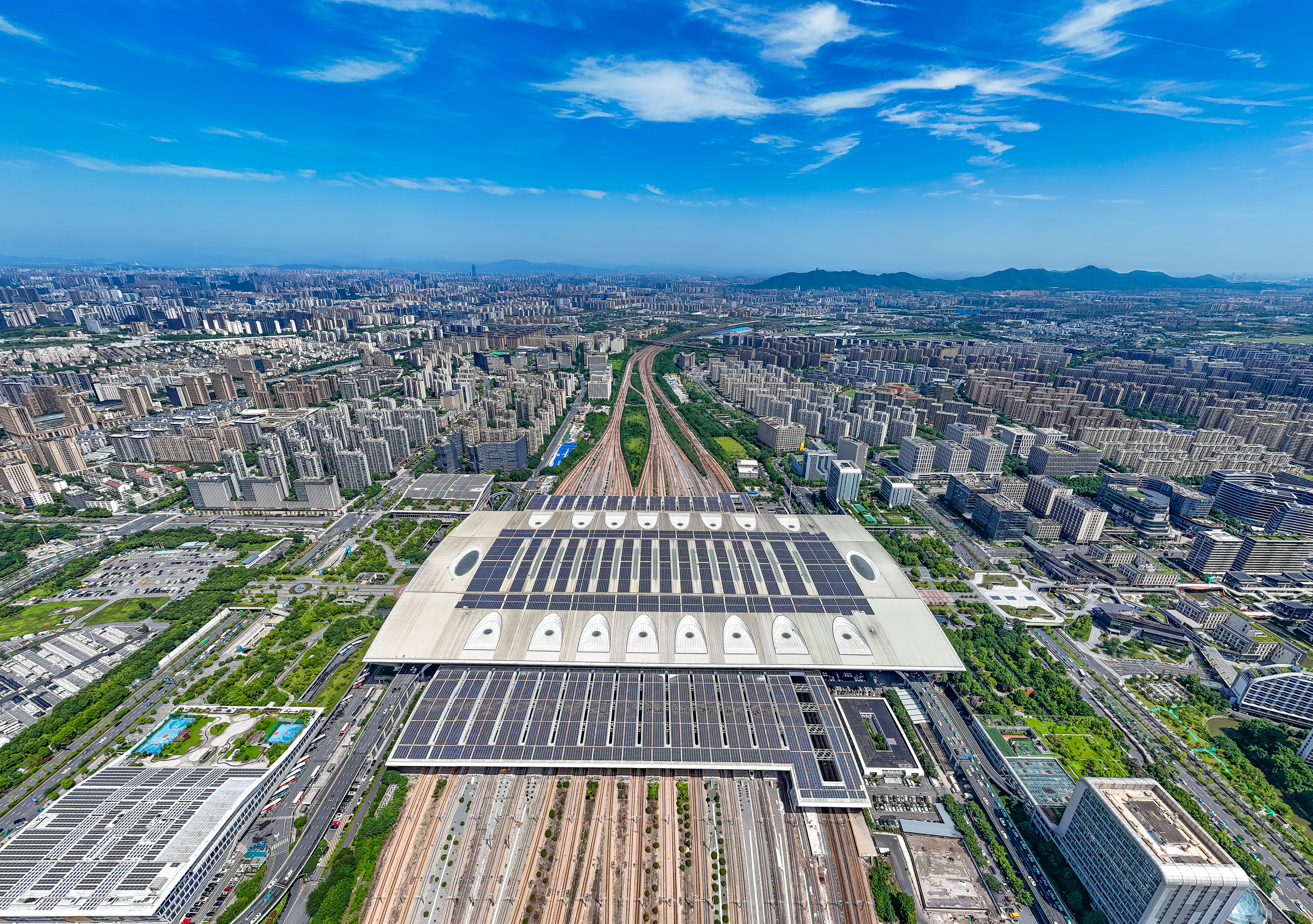 2025年10月29日，浙江杭州，航拍杭州東站站房屋頂及南北雨棚光伏發(fā)電方陣。