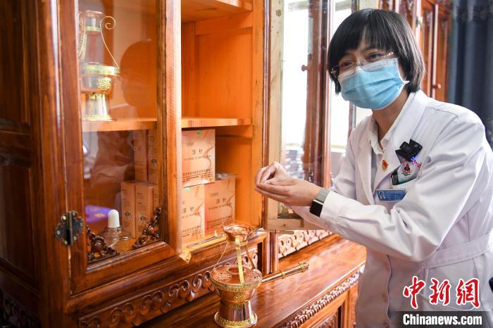 湖南中醫(yī)藥大學第一附屬醫(yī)院外治科援藏醫(yī)生譚濤介紹中醫(yī)和藏醫(yī)向結合的霍爾麥療法?！钊A峰 攝