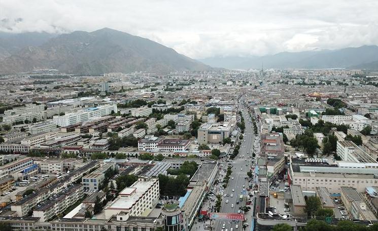 8?10日無人機(jī)拍攝的拉薩城市一景?新華社記?? 王益? ?.jpg