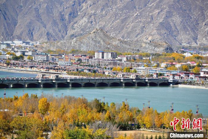 10月25日，被秋色點(diǎn)綴的拉薩河?！〗w波 攝
