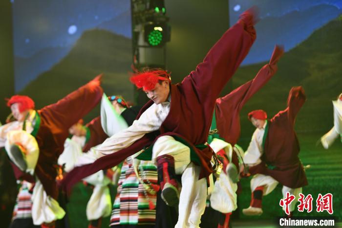 圖為演員在聯(lián)歡晚會上表演?！∝暩聛硭?攝