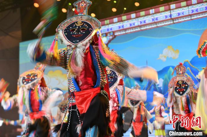 圖為演員在聯(lián)歡晚會上表演?！∝暩聛硭?攝