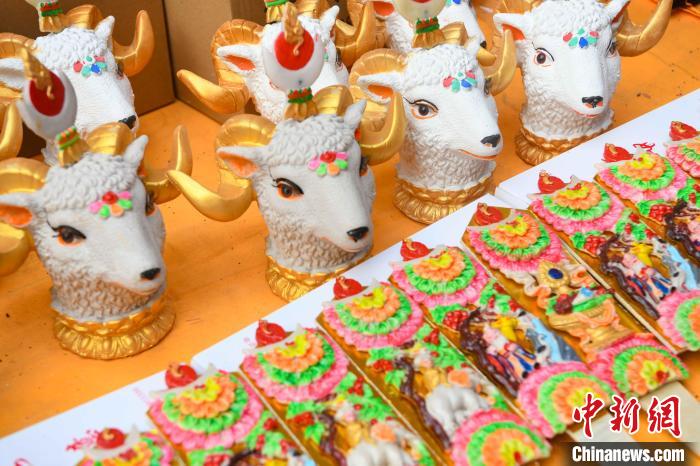 圖為拉薩市場上待售的吉祥羊頭。　貢嘎來松 攝