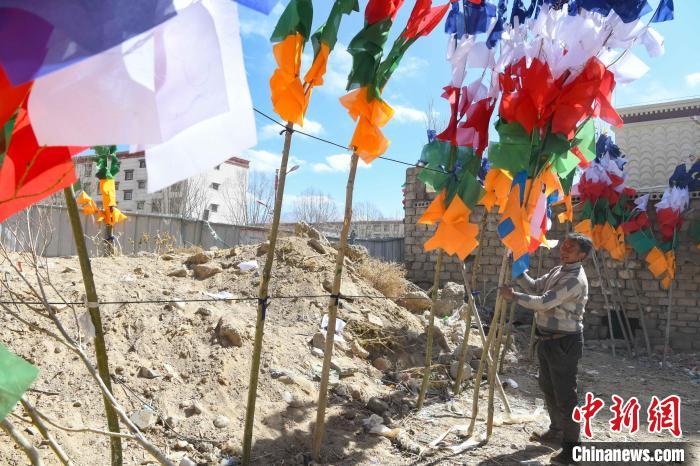 圖為拉薩街頭出售的五彩經(jīng)幡?！∝暩聛硭?攝