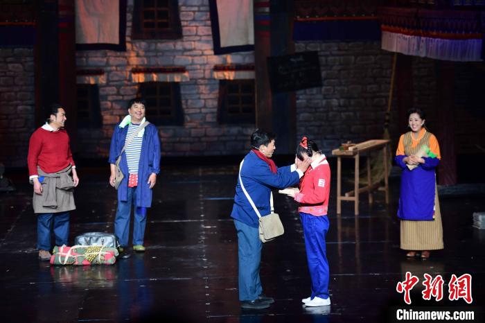 圖為西藏本土話劇《八廓街北院》演出現(xiàn)場。　貢嘎來松 攝