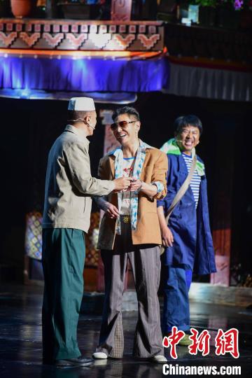 圖為西藏本土話劇《八廓街北院》演出現(xiàn)場?！∝暩聛硭?攝