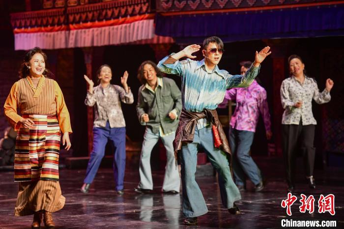 圖為西藏本土話劇《八廓街北院》演出現(xiàn)場。　劉瑤 攝