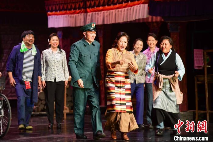 圖為西藏本土話劇《八廓街北院》演出現(xiàn)場?！∝暩聛硭?攝