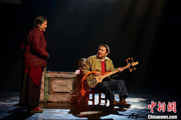 圖為西藏本土話劇《八廓街北院》演出現(xiàn)場。　貢嘎來松 攝