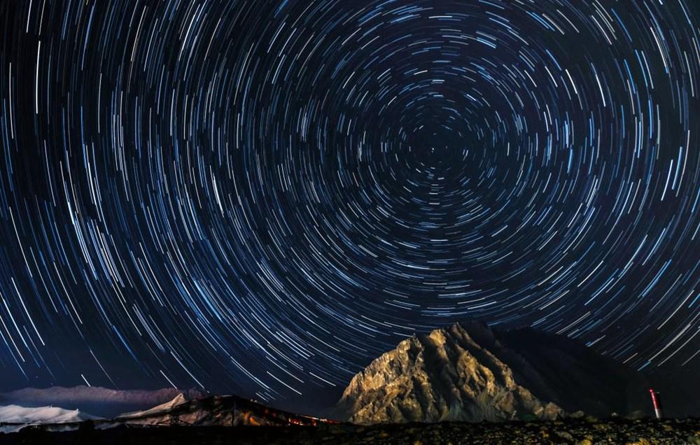 微微風(fēng)簇浪，散作滿河星。貢覺(jué)群培攝