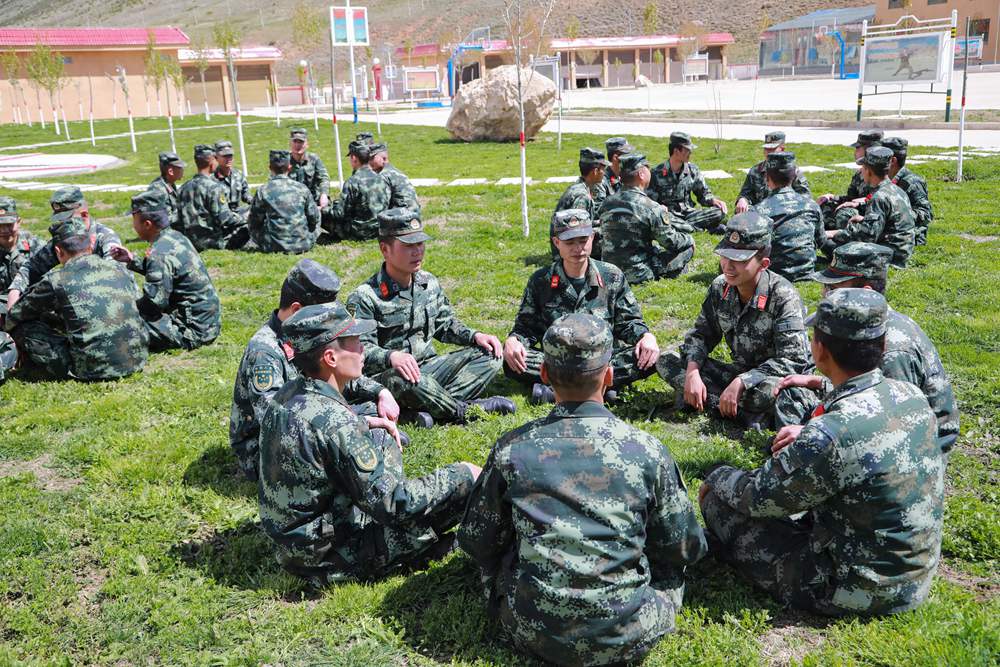 官兵正在開展“讀書分享”交流活動。