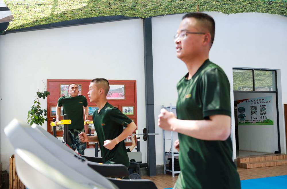 官兵正在新配發(fā)的跑步機(jī)上運動。