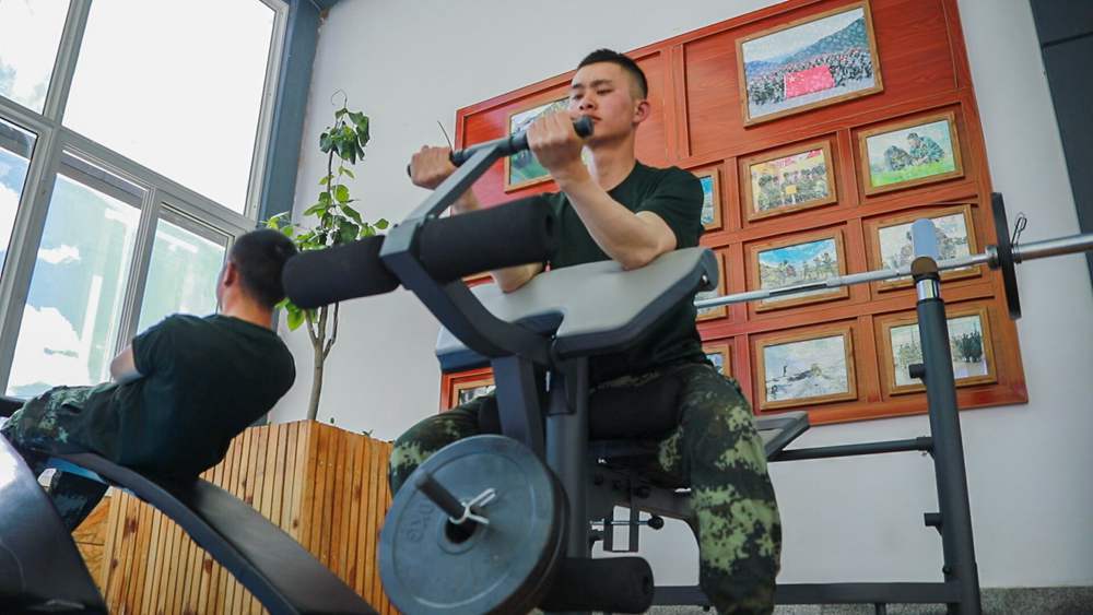 官兵正在陽光棚內(nèi)自我健身。