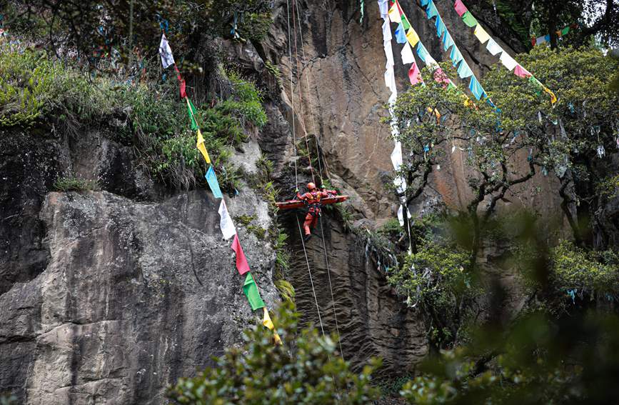 被困人員垂直提拉至安全位置。西繞拉翁攝