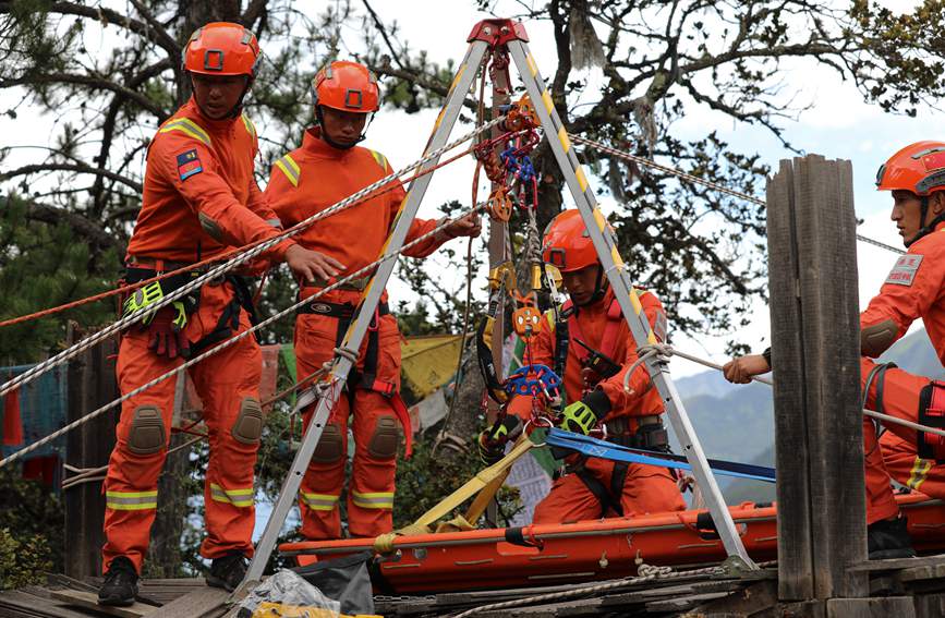 三腳架設(shè)置錨點。西繞拉翁攝