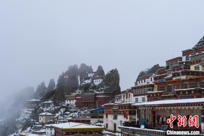 云霧環(huán)繞的孜珠寺。　江飛波 攝