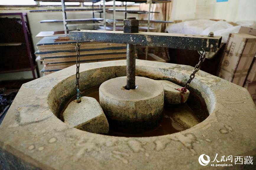 制作藏香的原料用石頭混合研磨。人民網(wǎng)記者 次仁羅布攝