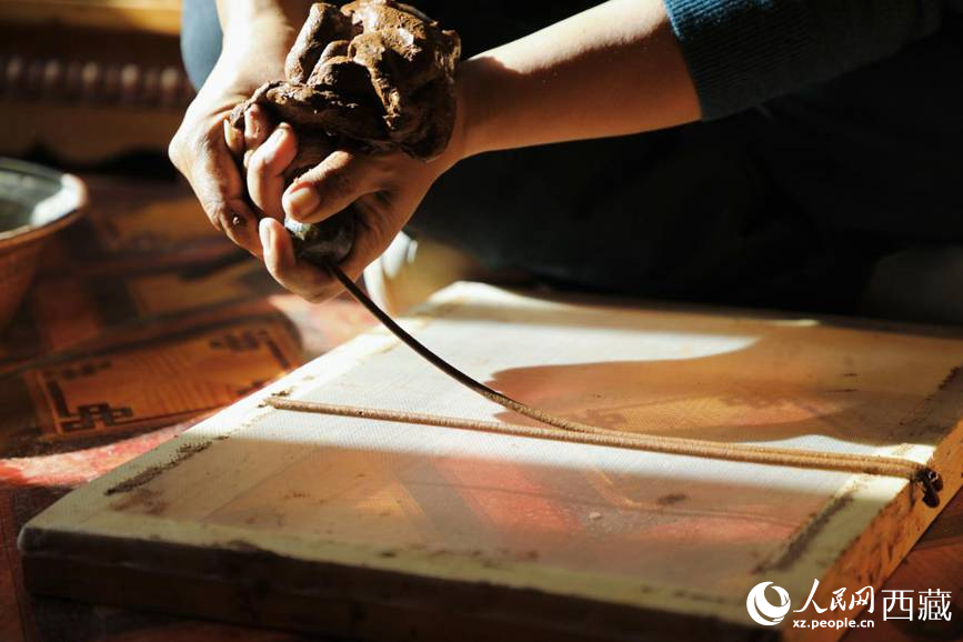 制作藏香過程。人民網(wǎng)記者 次仁羅布攝