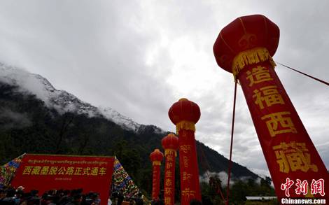 8圖 2013年10月31日，西藏墨脫公路正式通車(chē)，結(jié)束中國(guó)最后一個(gè)不通公路縣的歷史。圖片來(lái)源：中新社.jpg