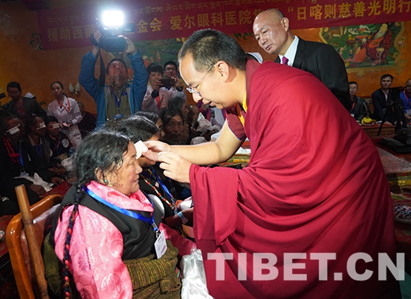 3圖 十一世班禪為益西拉姆（左一）揭紗。攝影：王淑.JPG