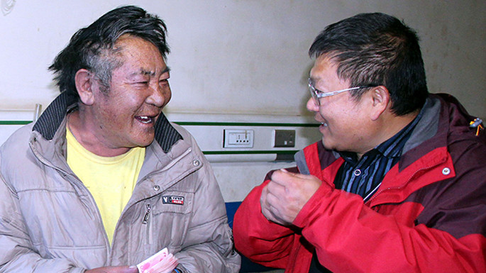 6、這是中國石化援藏干部王鵬雁（右）來到???結(jié)對(duì)子”幫扶對(duì)象的扎扎（左）家中，為他妻子英秋治病送去自掏腰包的??????需的治療費(fèi)（扎??2014??7??9日攝）_副本.jpg