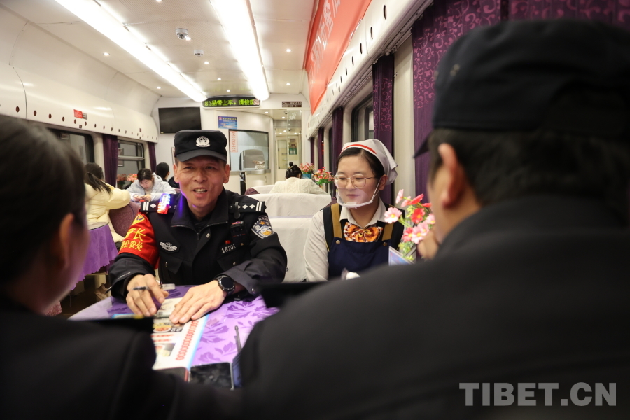 深夜巡視結(jié)束后，乘警長左紅彬與列車工作人員一起召開聯(lián)席會(huì)議。.JPG
