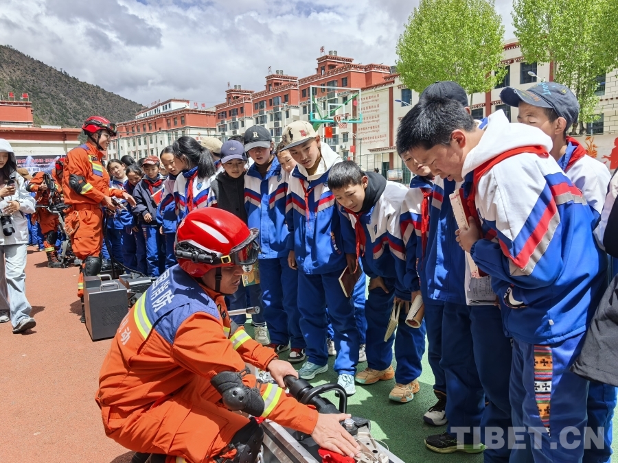 學(xué)生參觀各類救援裝備器材.jpg