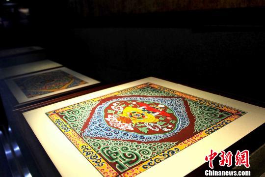 圖為藏式建筑傳統(tǒng)圖案?！?zhí)砀?攝