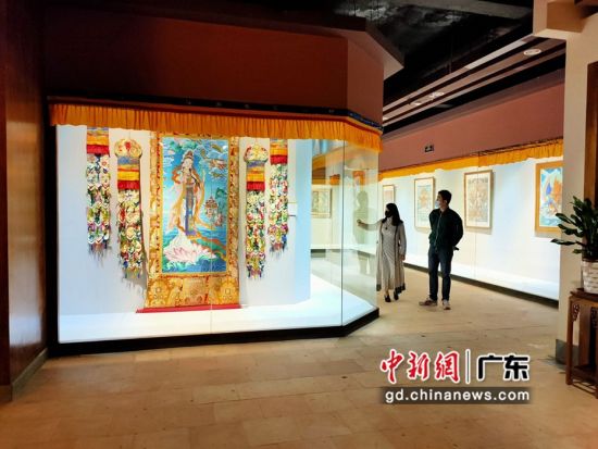 80余幅國家級非遺大師希熱布唐卡作品東莞展出。圖為展出的唐卡作品色澤鮮艷(徐倩 攝)