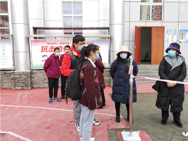 圖片默認(rèn)標(biāo)題_fororder_1、學(xué)生排隊進入校園-攝影-左斌