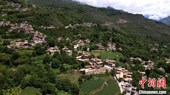 四川丹巴村民洛太的民宿致富夢：“除了好政策，自己更要有干勁”