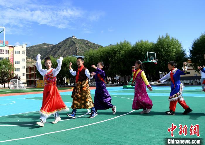 四川松潘一小學開設“非物質(zhì)文化遺產(chǎn)”文化課程