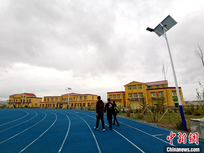 青海草原上的新村落：扶貧政策“照”在我的家，“暖”著我的心