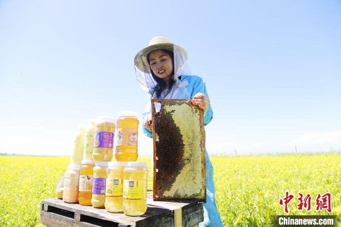 圖為蜂農現(xiàn)場展示蜂產品?！●R銘言 攝