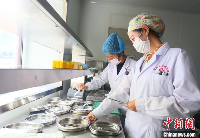 7月下旬，夏河縣人民醫(yī)院醫(yī)生進(jìn)行手術(shù)用具的消毒清潔?！「哒?攝